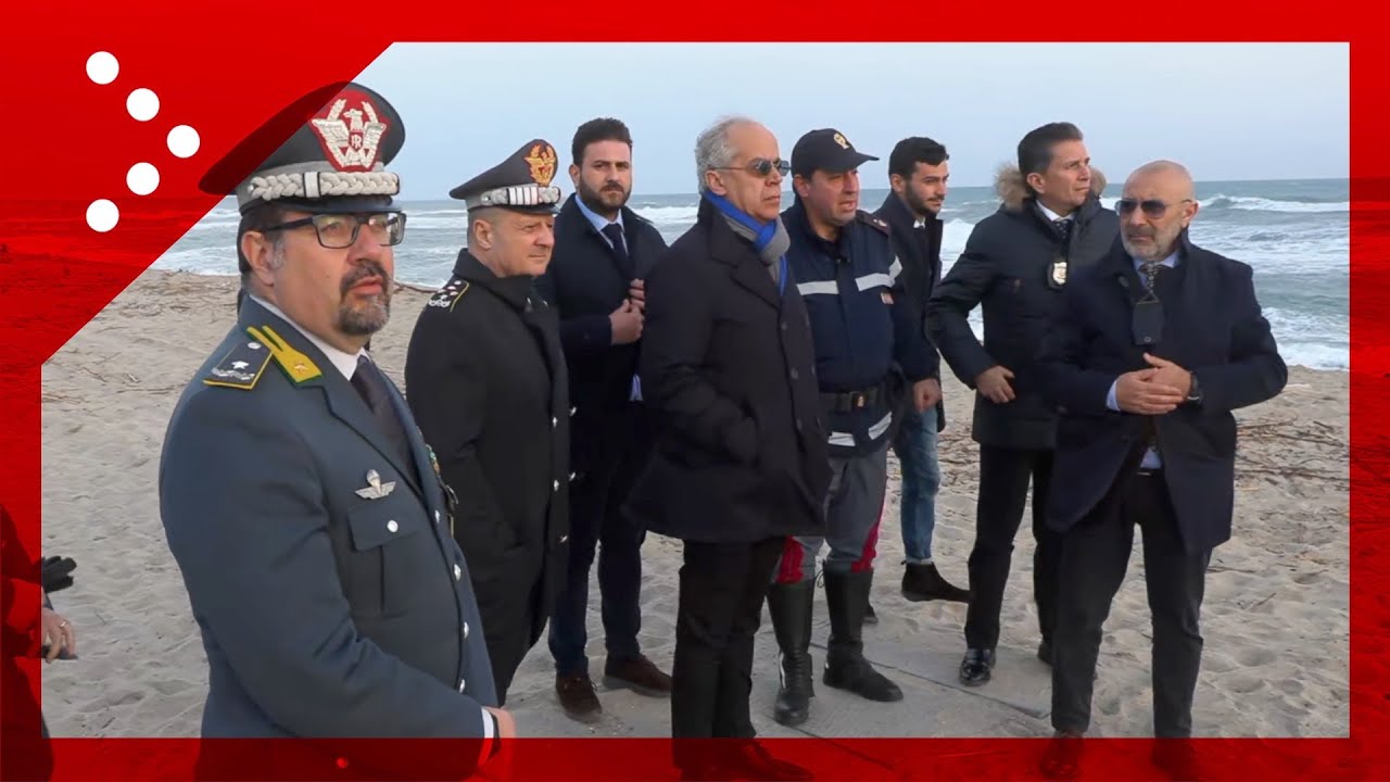 Migranti, Piantedosi sulla spiaggia del tragico naufragio