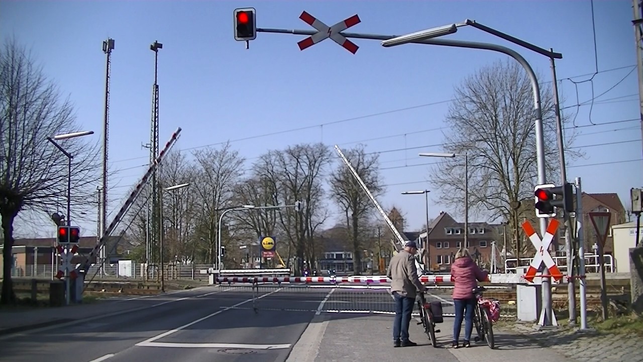 Spoorwegovergang Aschendorf (D) // Railroad crossing // Bahnübergang