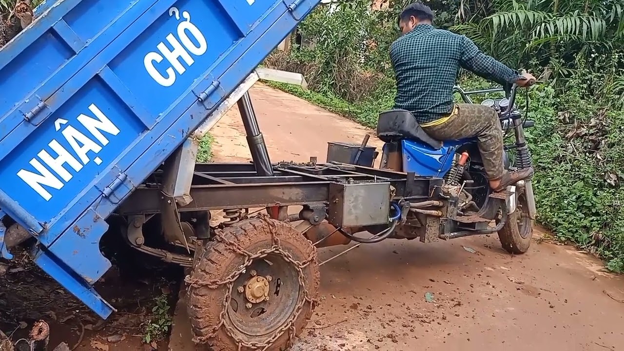 XE BA GÁC CHẠY XĂNG CHỞ CỦI ĐIỀU KIẾM TIỀN MÙA MƯA