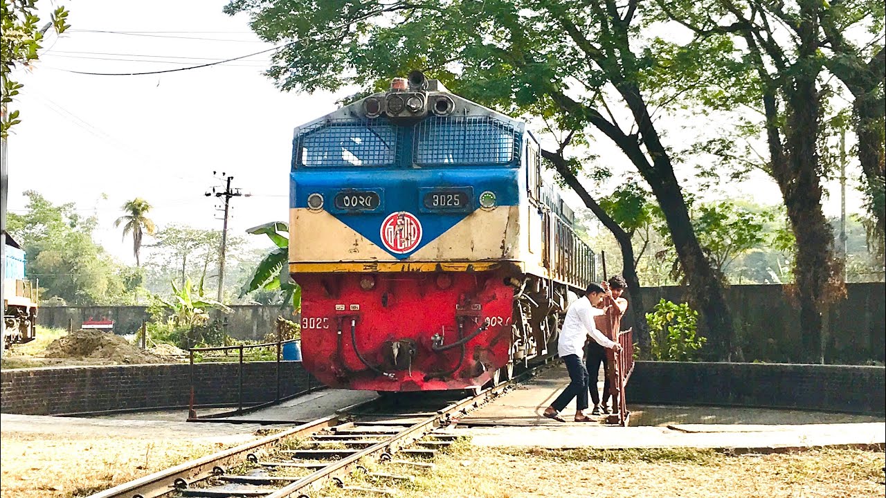 পারাবতের ইঞ্জিন ৩০২৫ কিভাবে টার্নটেবিলে ঘোরানো হয় দেখতে পাবেন। দুইজন ব্যাক্তি পুরো শক্তিশালী ইঞ্জিন 