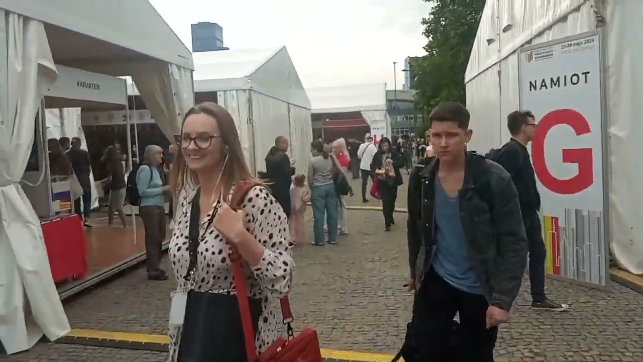 Warszawskie Targi Książki 2024. Stoiska przed Pałacem Kultury