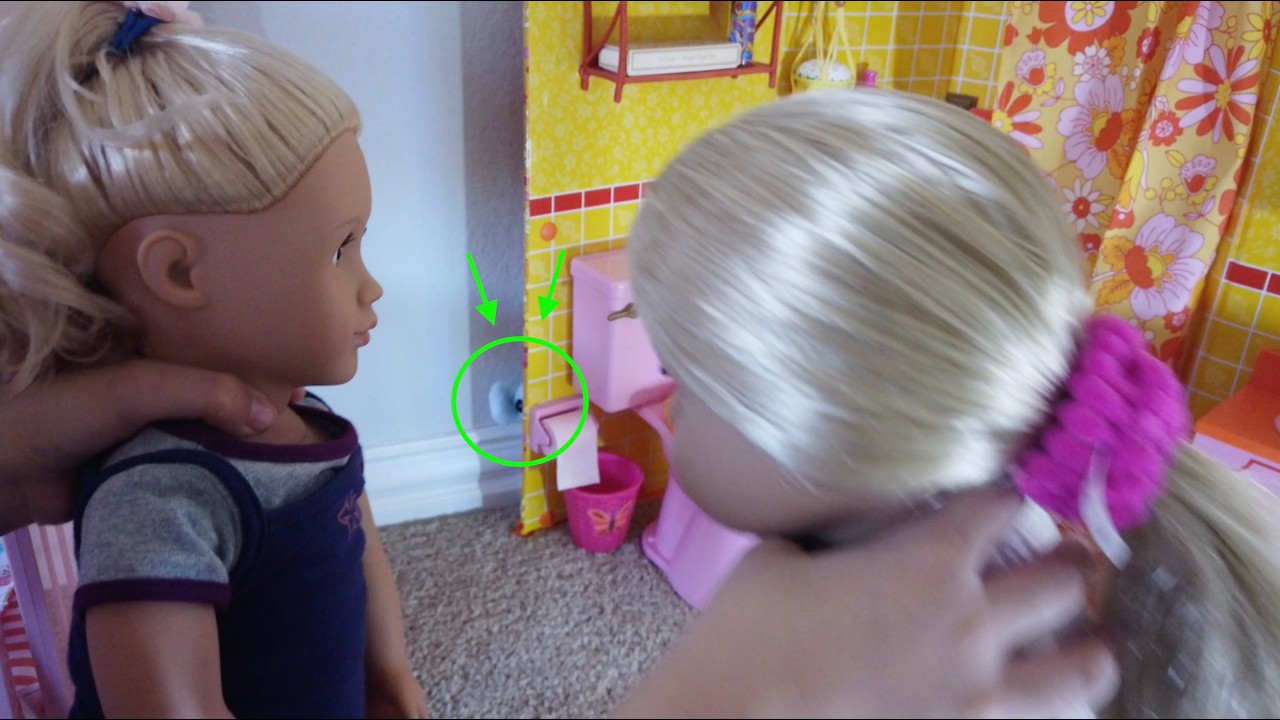 ¡Encontramos un ratón en el baño! (American Girl Dolls - Julie & Emily)