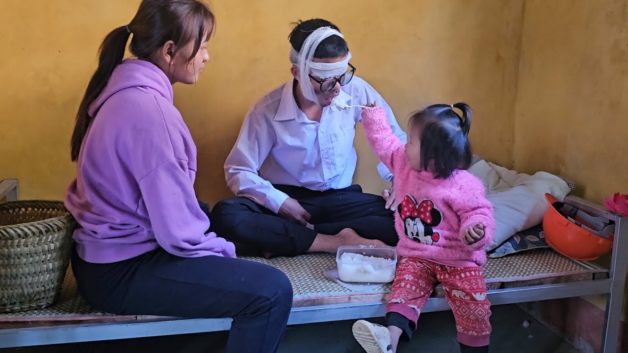 The girl and her mother grilled fish to eat and cooked porridge to bring to the engineer.