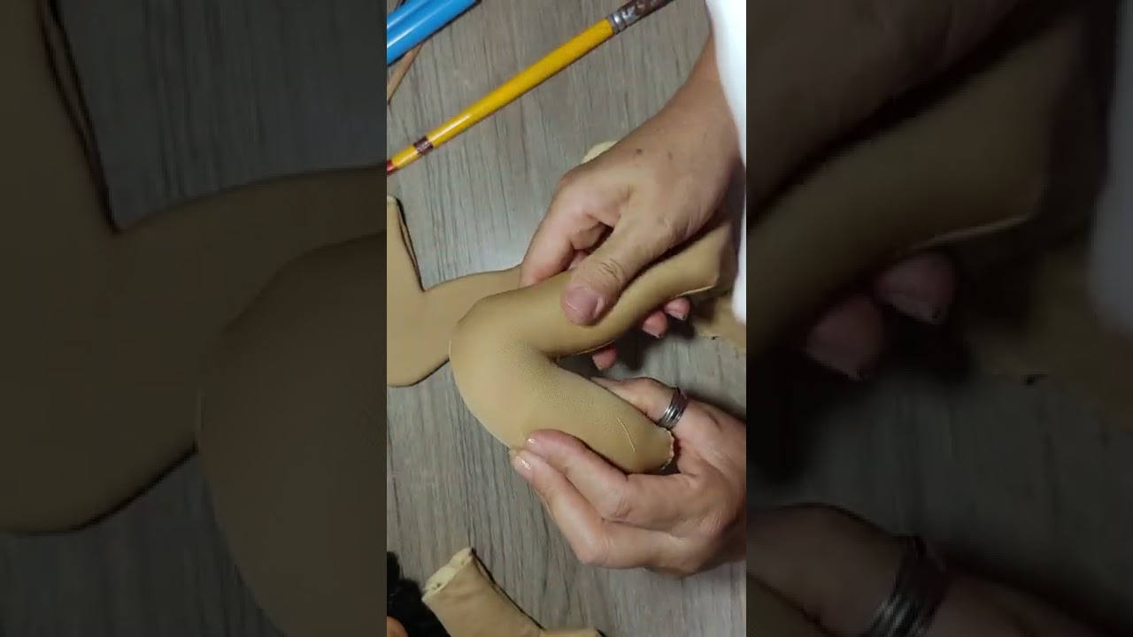 continua boneca de pano grávida e articulada.
