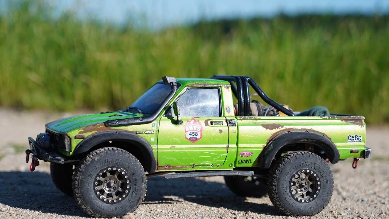 Old Axial Scx10 Toyota Hilux - Morning Summer Joy