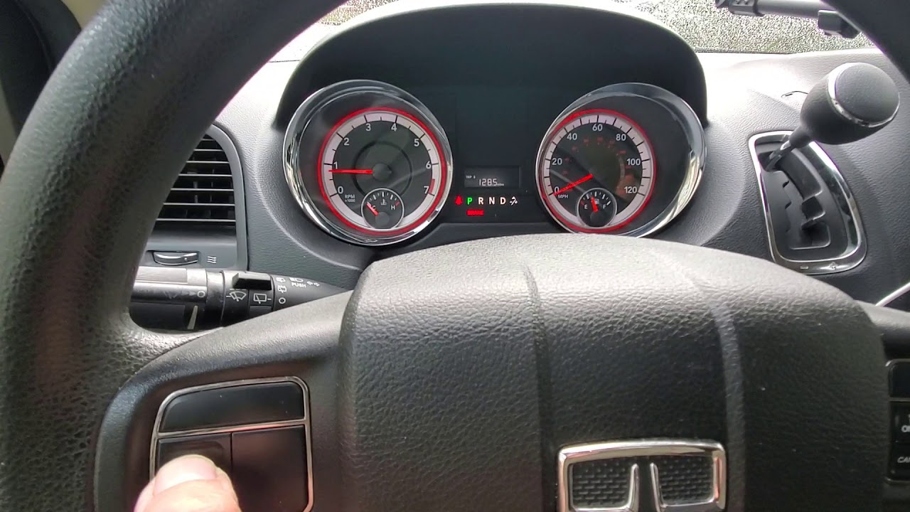 Параметры кнопки «Отображение и сброс счетчика пробега» на дисплее Dodge Caravan