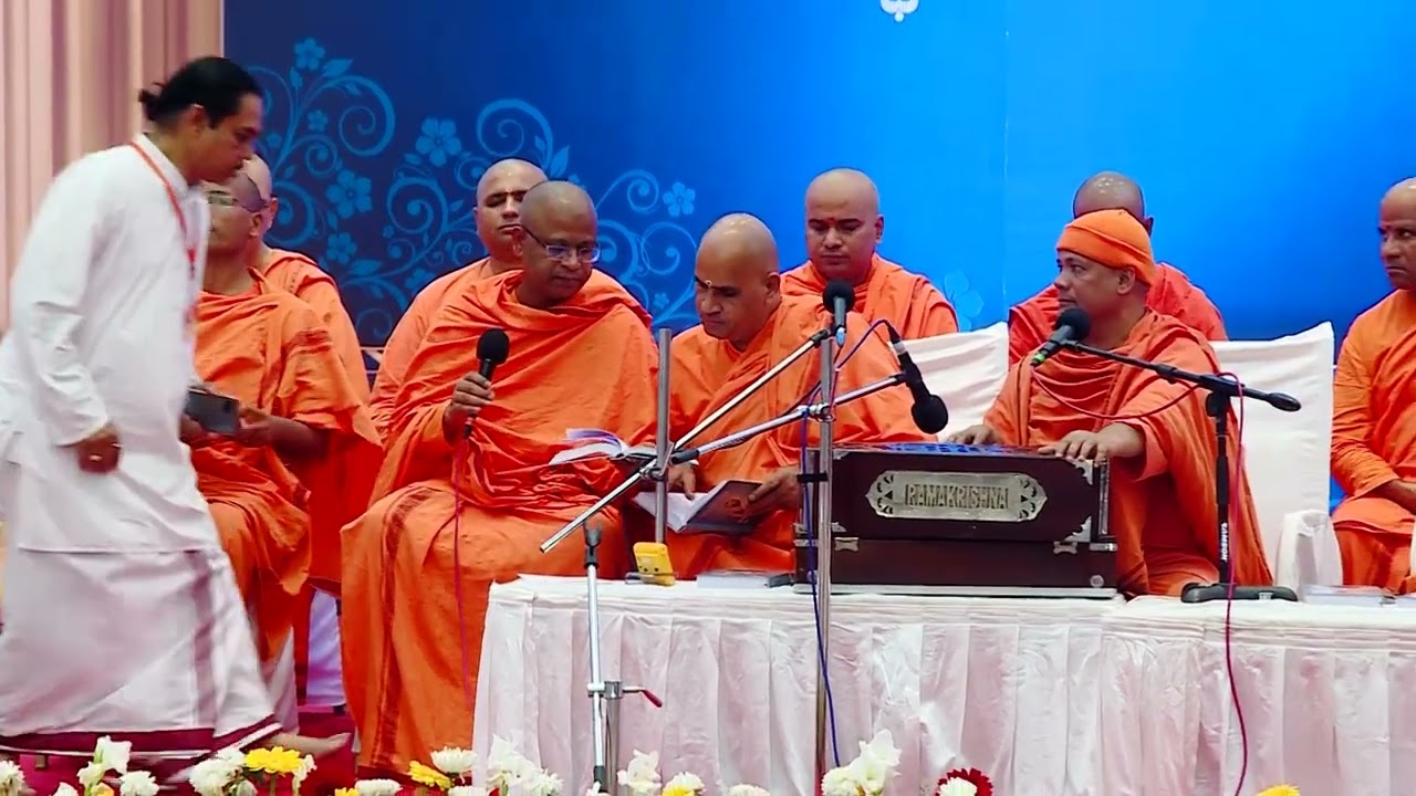 17.Bhajans & Aratrika Sankeertana: Sri Poojya Swamijis @ RVBP Bangalore.