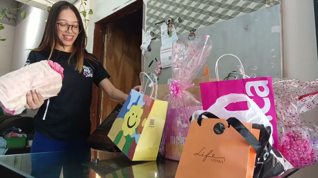 Jasmim abrindo presentes de aniversário 