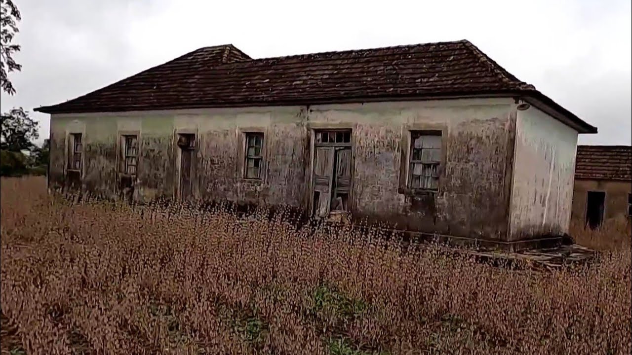 UM BELÍSSIMO ARMÁRIO NA PAREDE MÓVEIS E LOUÇAS ANTIGAS E FOTOGRAFIA DA ÉPOCA NESSE CASARÃO ABANDONAD