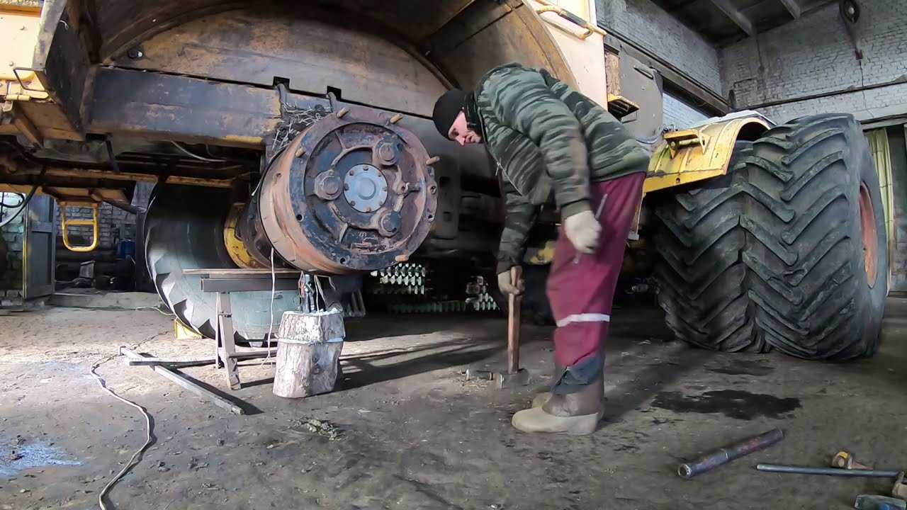 Трактор Кировец. Расточка отверстий под рулевые цилиндры. Навешиваю отвал.