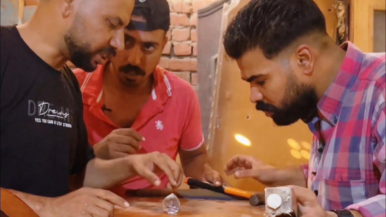النجار اشترى كرسى ومكنش يعرف انه كان فيه جوهره من جوه وباعو وصاحبه عايز يعرف مين اللى اشتراه