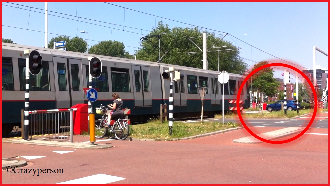 Metros +Horn & Almost ACCIDENT, crossing Hoofdweg Rotterdam!