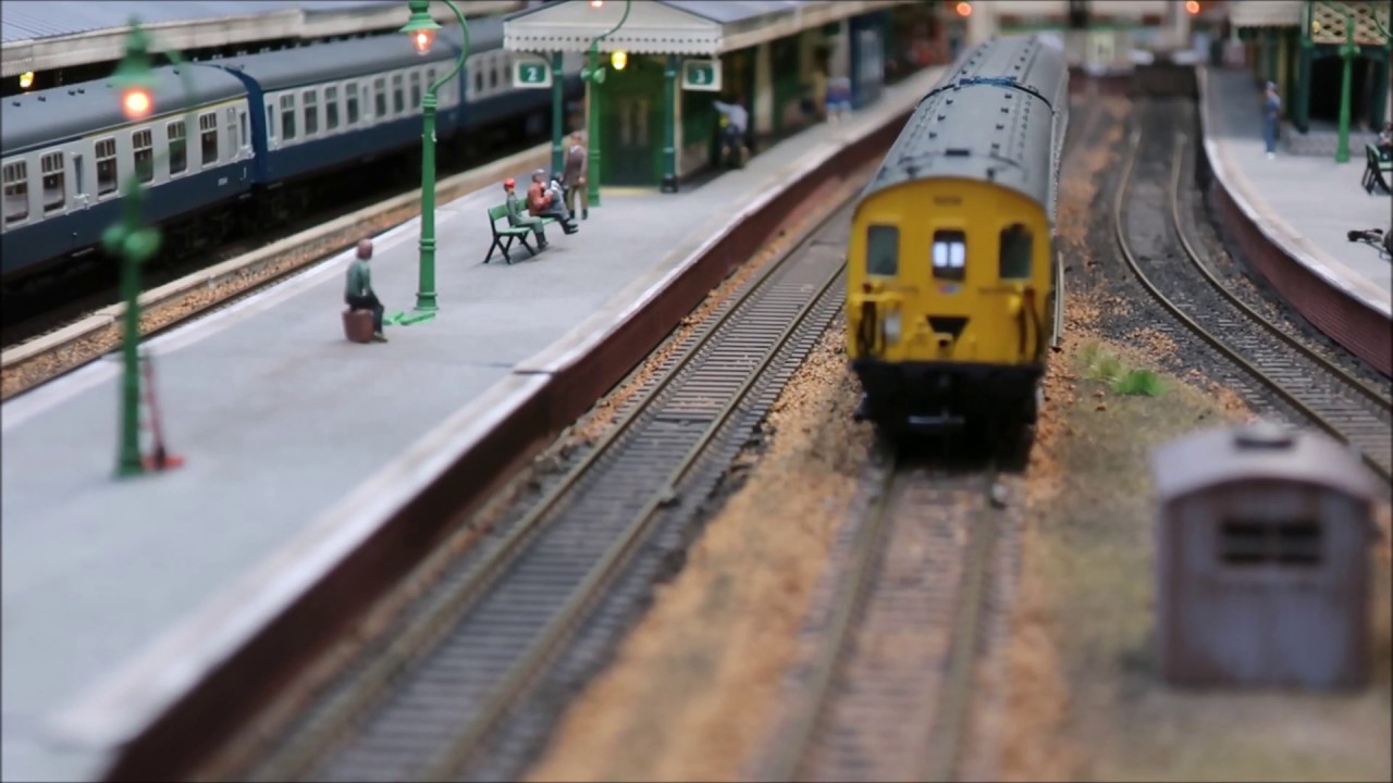 Extended model railway running session - BR Blue/Grey.