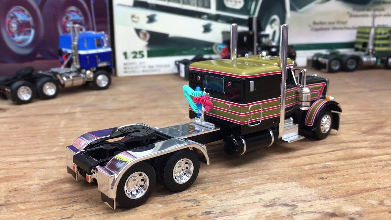 DCP 1/64 Peterbilt 359 With Livestock Trailer