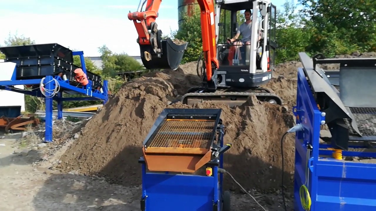 FleXiever Garden: Screening with mini excavator / zeven met mini graver / criblé avec mini pelle