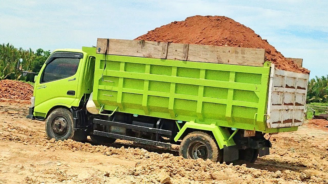 Truk Jomplang, Mobil Truk Toyota DYNA dan Hino DUTRO Bongkar Muatan Tanah