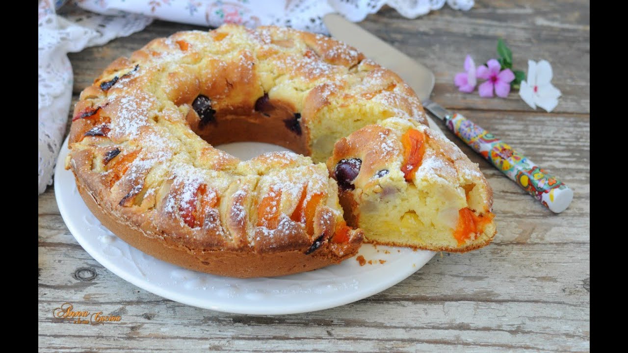 Ciambella morbida con frutta fresca