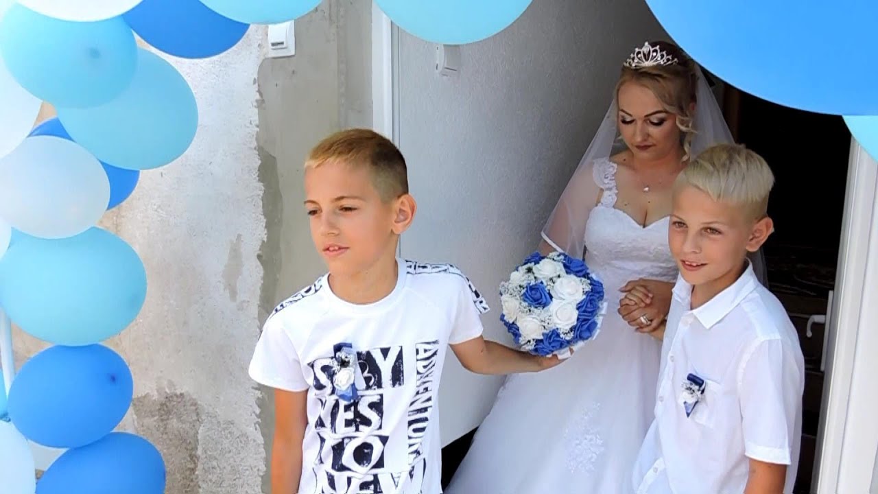 MLADU IZVODE NJENA DVA SINA - muzika Zumra Hadzikadunic