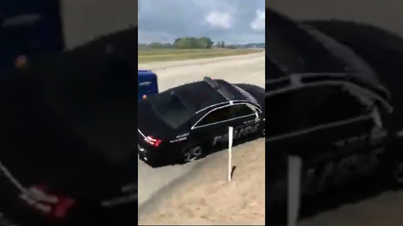 Big Rig Truck RAMS POLICE CAR OFF THE ROAD-American Truck Simulator