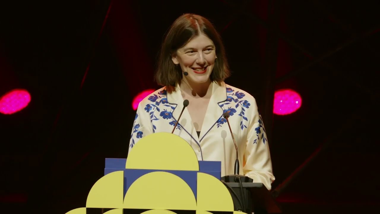 Charlotte Van den Broeck op de 42ste Nacht van de Poëzie
