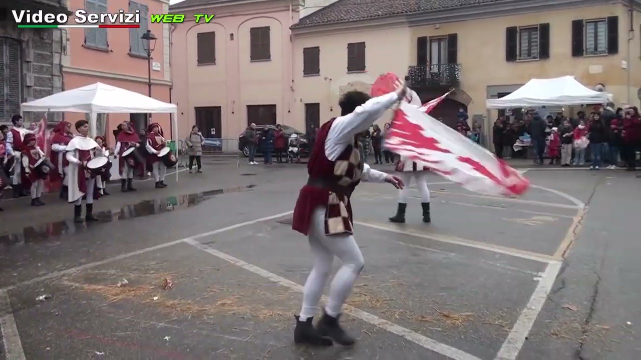Rocchetta Tanaro (AT), 8 Dicembre 2024: in piazza Piacentino l'accensione dell'albero di Natale