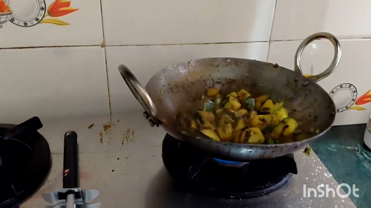 परिवार आज कद्दू की सब्जी और पूरी बनाई हु... 