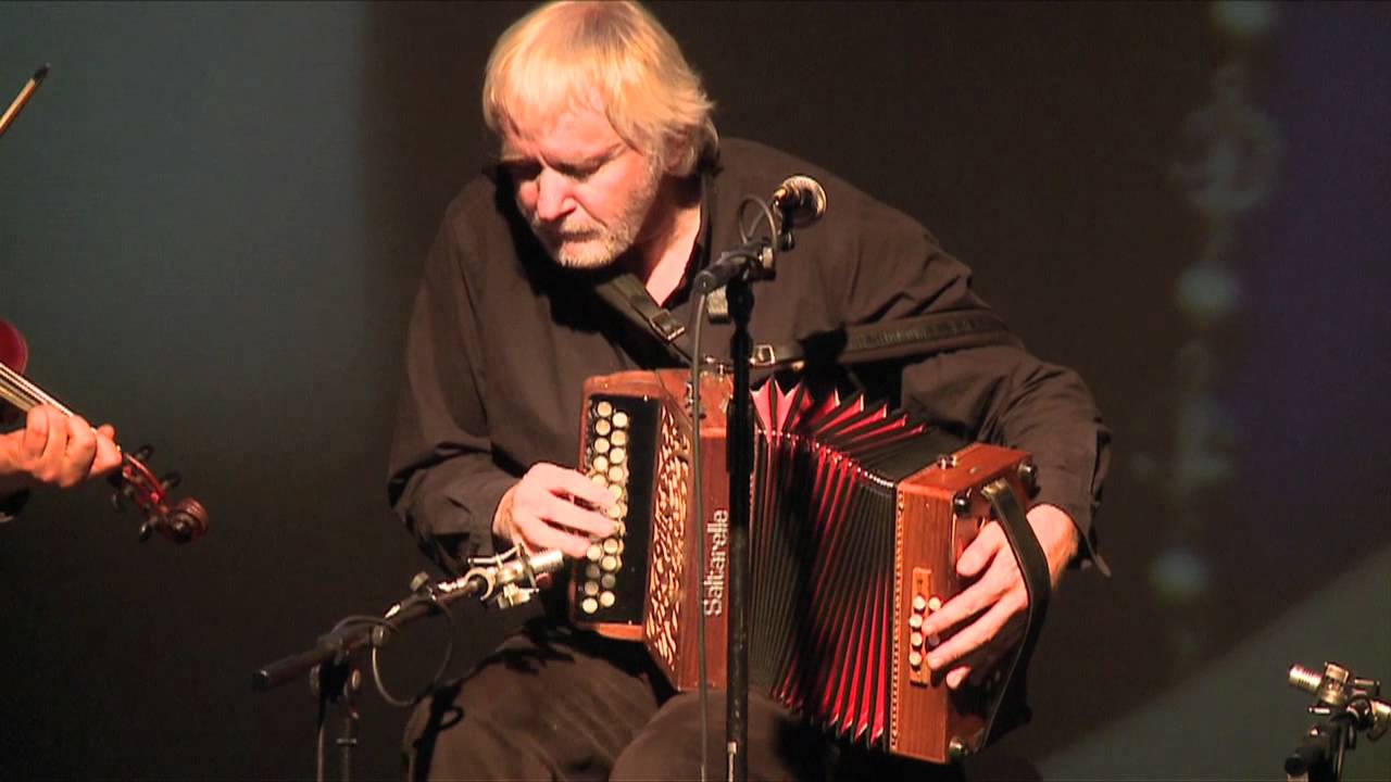The Máirtín O'Connor Band plays 'The Road West': Traditional Irish Music from LiveTrad.com