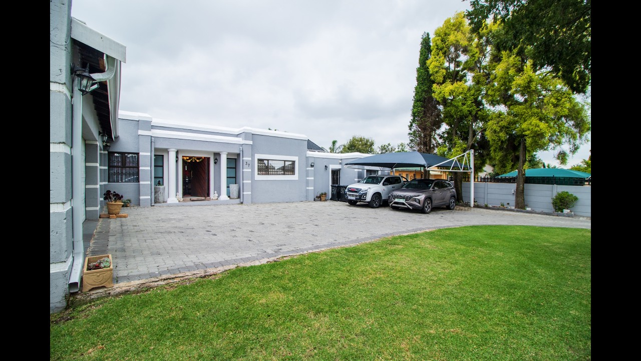 A LARGE FAMILY DREAM HOME WITH 4 BEDROOMS, 2 LOUNGES AND 1 HEATED POOL