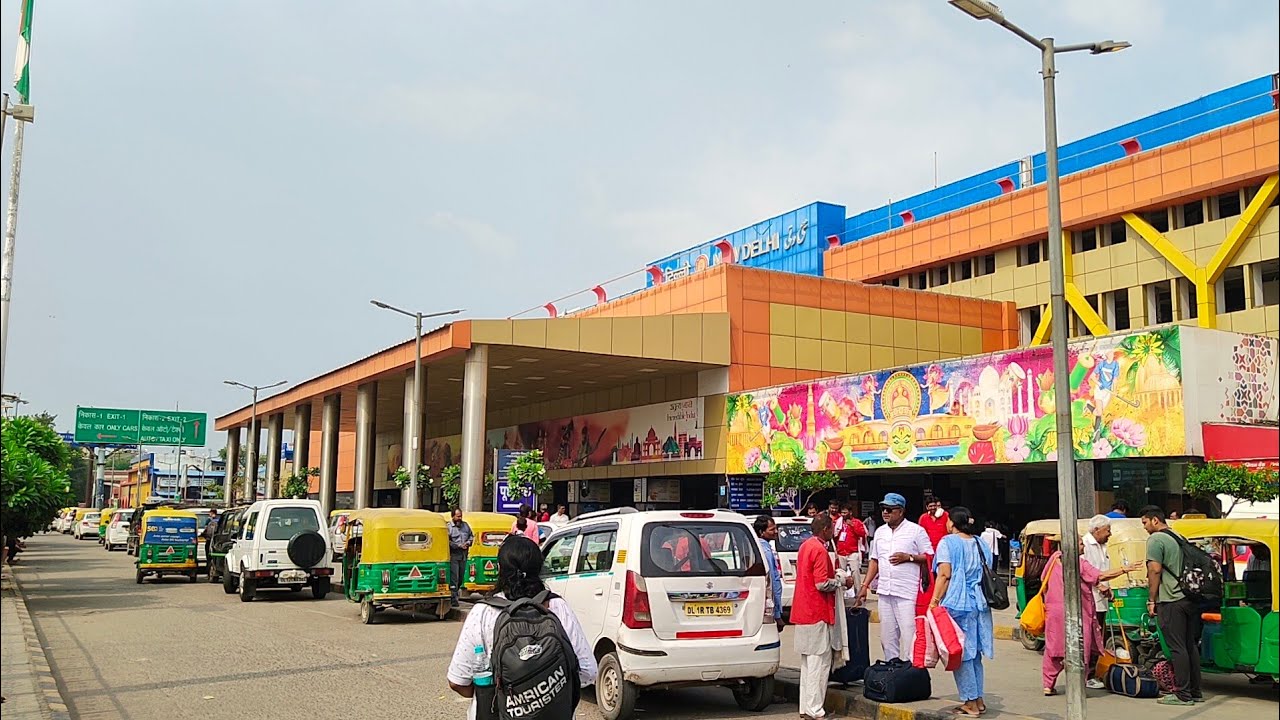 New Delhi Railway Station Walking Tour | Walk In Delhi Railway Station