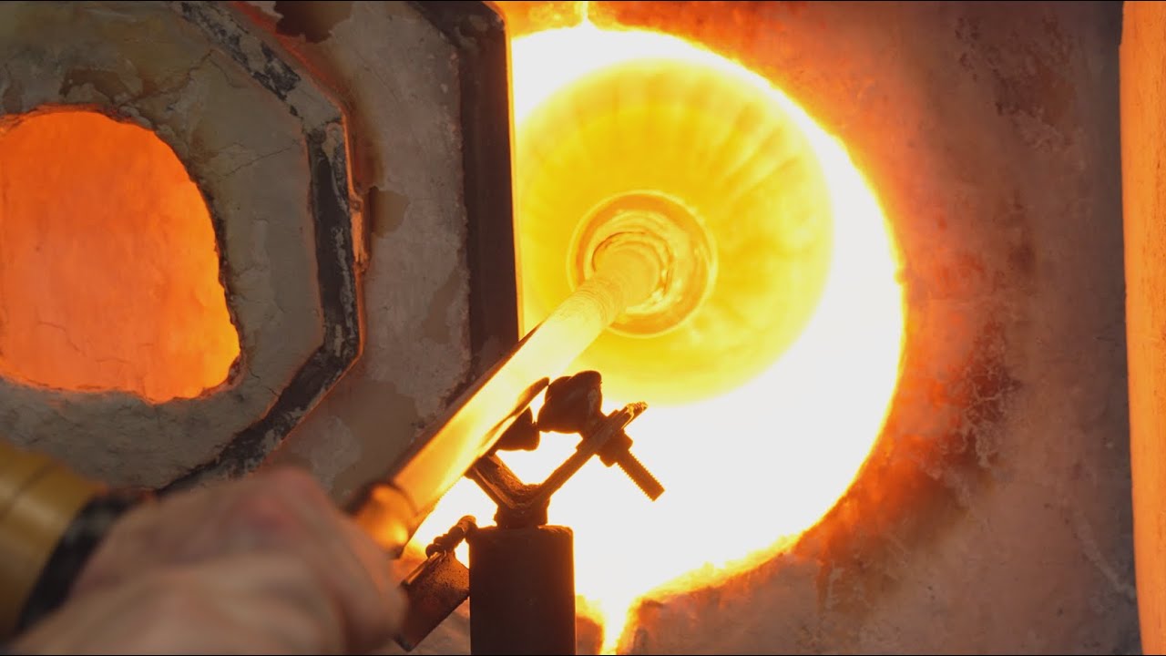 Souffleuse de Verre [vidéo courte du verre qui prend forme]