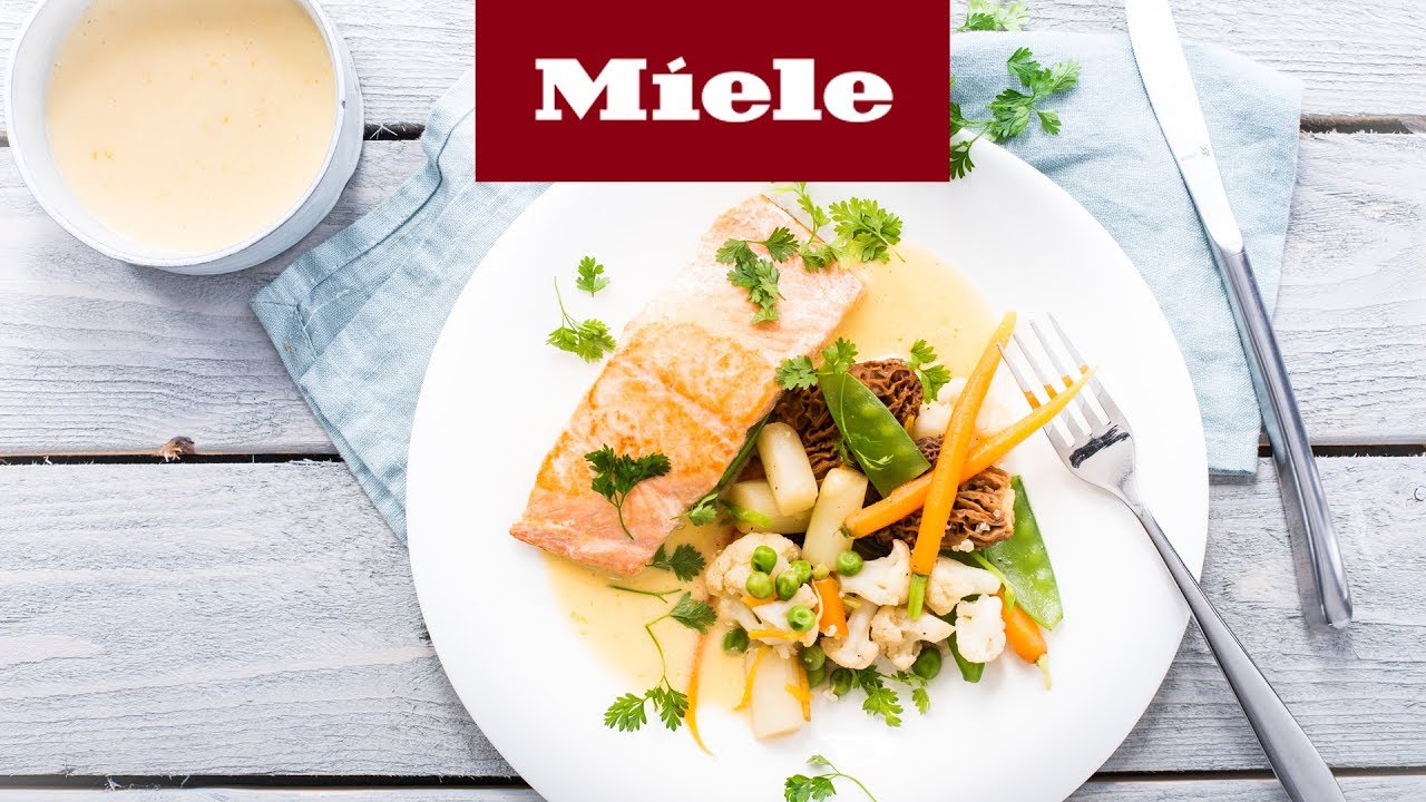Rezept: Gebratener Lachs mit Frühlingsgemüse und Orangen-Hollandaise I Miele