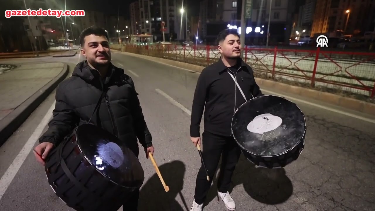 Kayseri'de iki genç sahur geleneğini manilerle yaşatıyor