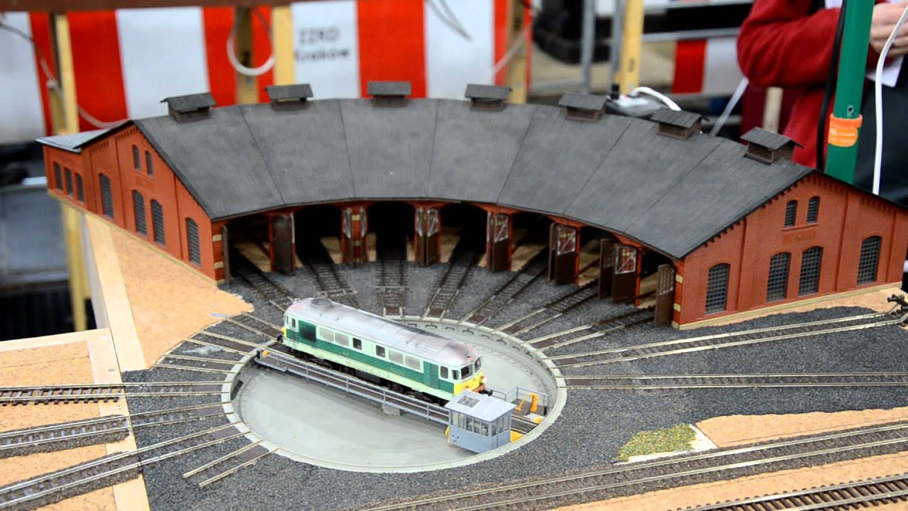 ST43-242 zjeżdża do szopy.
