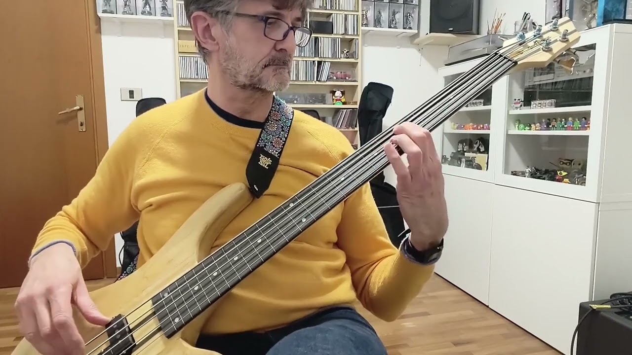 Sostituzione corde Chicago Gear4Music #bass #fretlessbass #strings #bassplayer #bassista #bassist