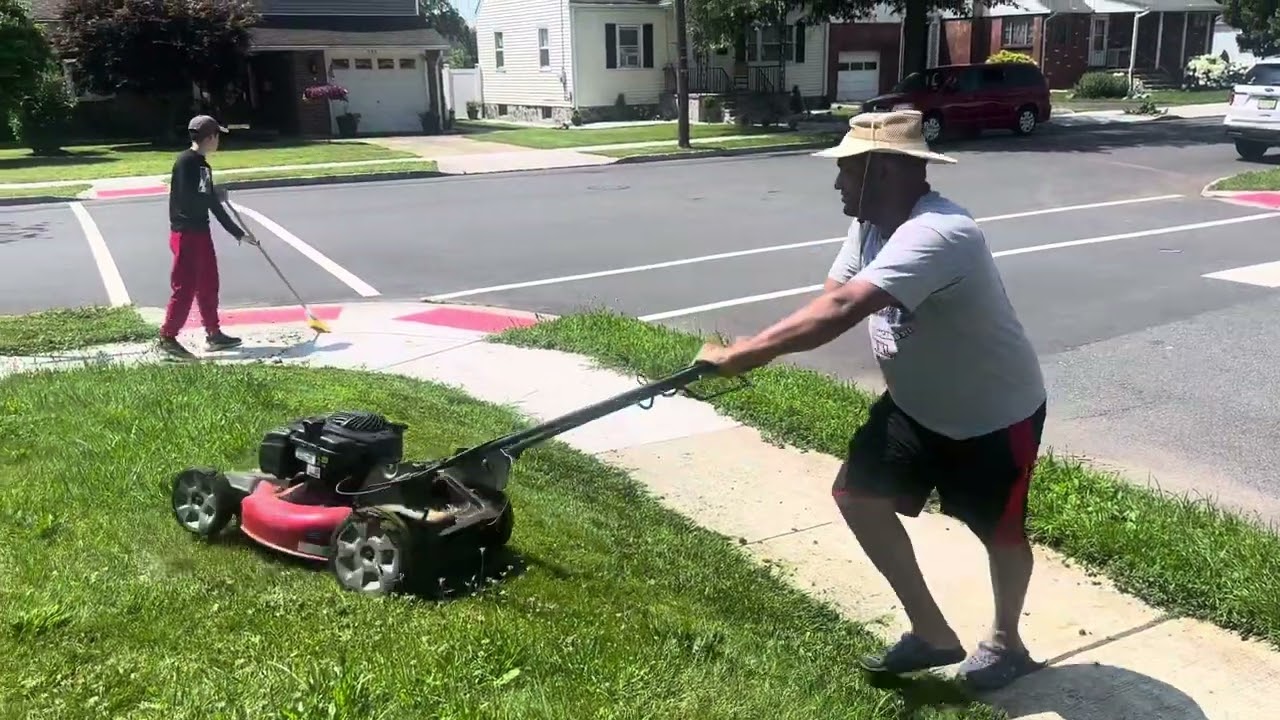 Casi se cae cortando la grama
