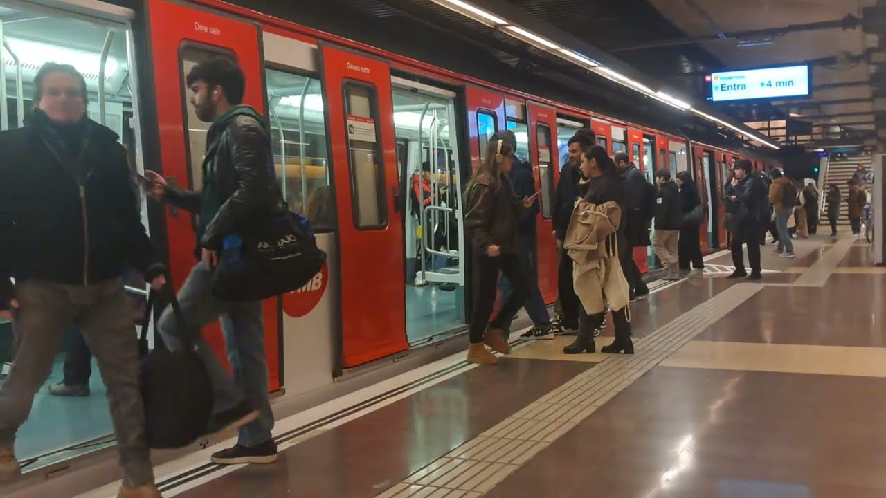 Metro de Barcelona L4 | Llacuna (TMB 2100-9000)