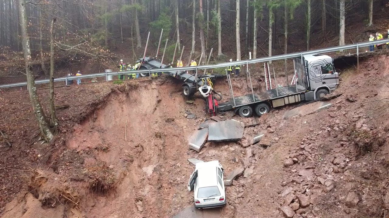 Spektakulärer -Unfall auf K29 Kordel - Hochmark : Golf und Holzsattelzug verschwinden in Grube!