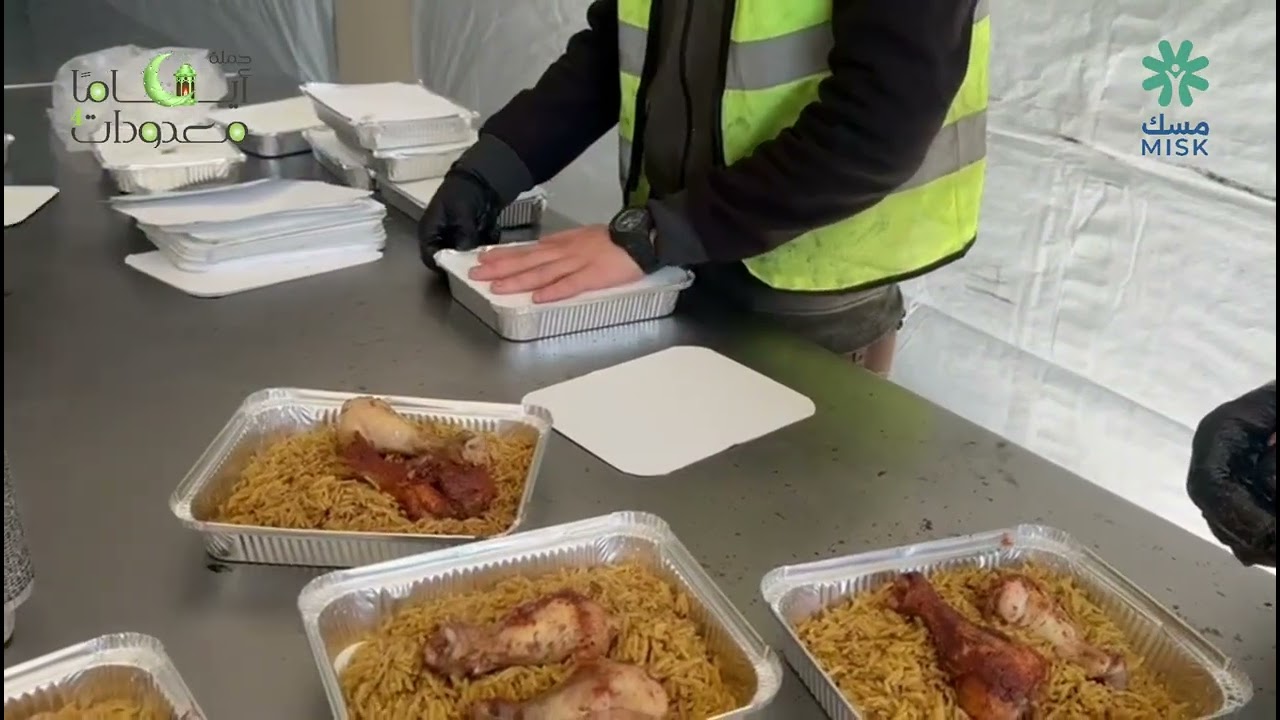 توزيعُ وجباتِ بدعم فاعلي خيرٍ في قطاعِ غزة… عطاءٌ يُزهرُ في زمنِ الشدة