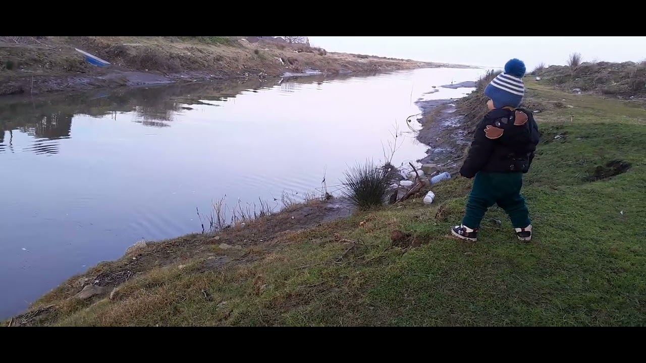 I'm throwing stones into the water.   Я бросаю камни в воду.