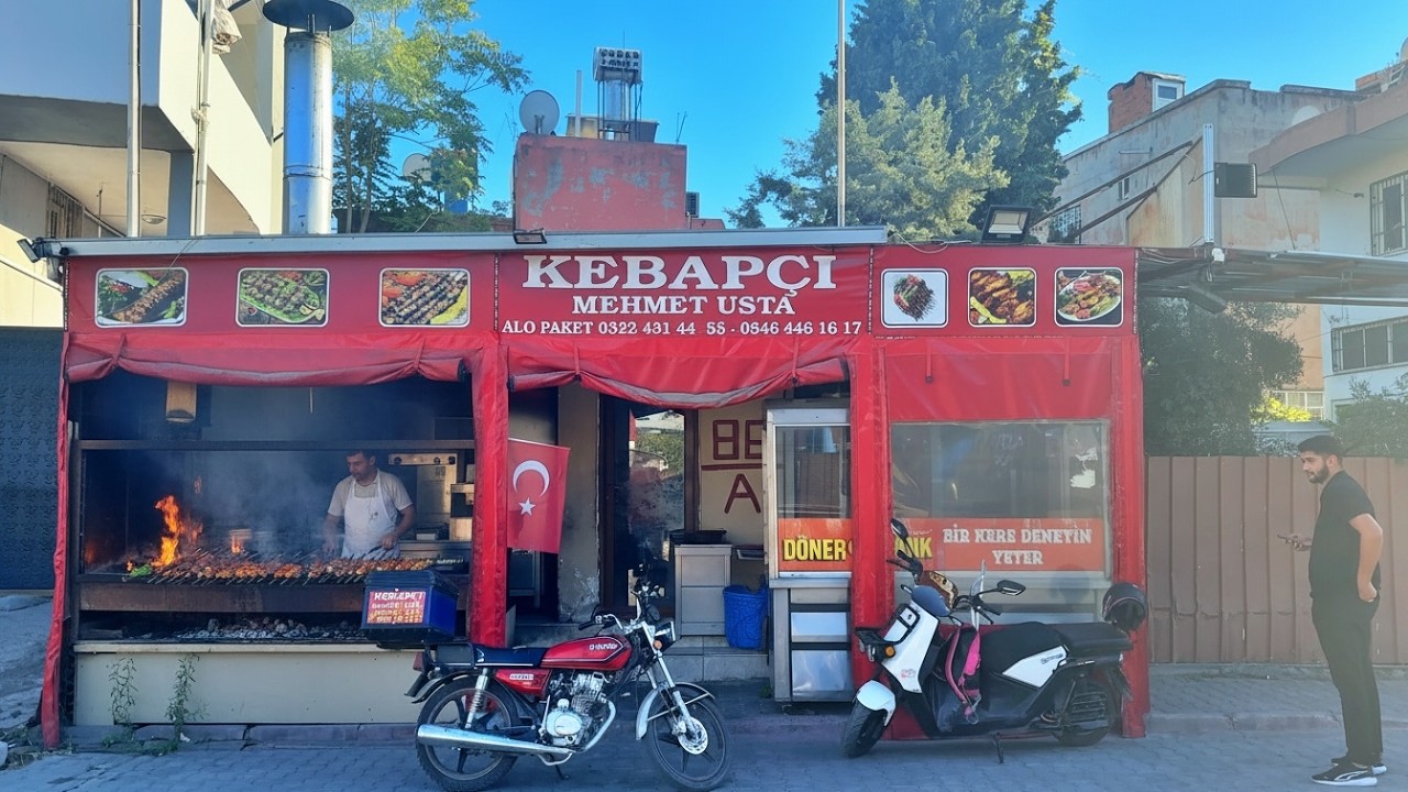 Он готовит самые вкусные кебабы в городе на своей маленькой лавке &mdash; невероятная уличная еда