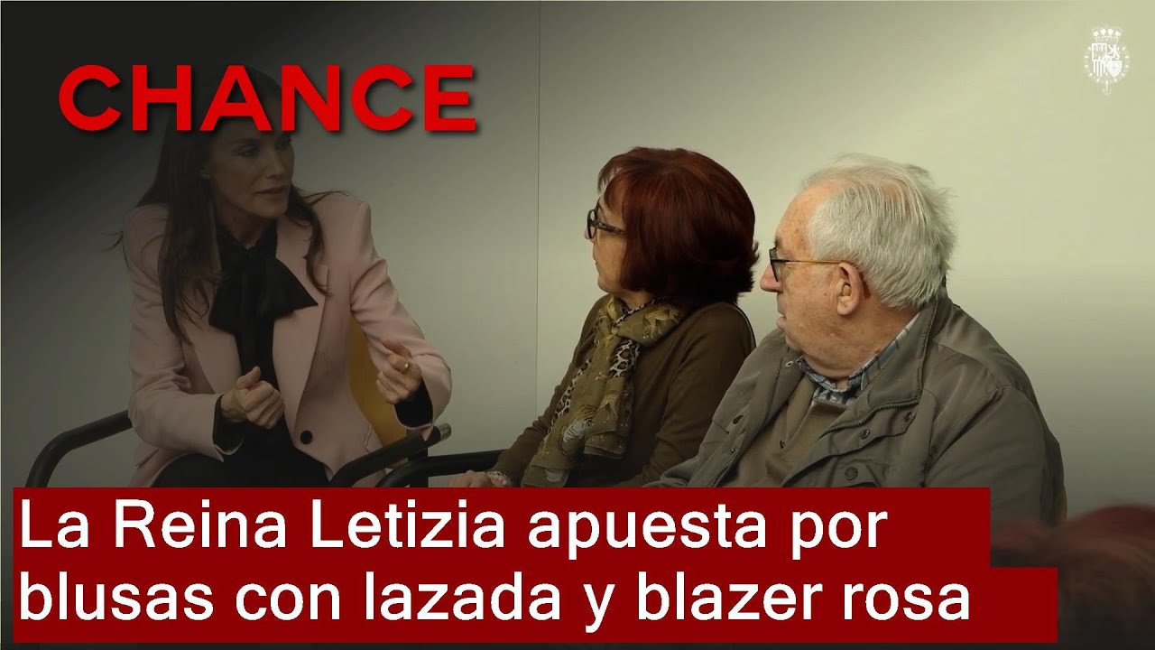 La Reina Letizia confirma su idilio con las blusas con lazada y rescata su ideal blazer rosa