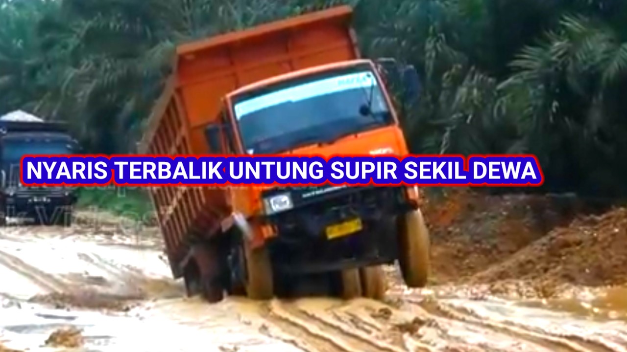NYARIS TUMBANG TRUK BERMUATAN KERIKIL UNTUNG SOPIR SEKIL DIATAS RATA RATA