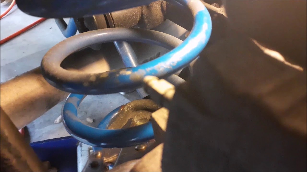 Volvo 240: Rear Shock and Spring Removal