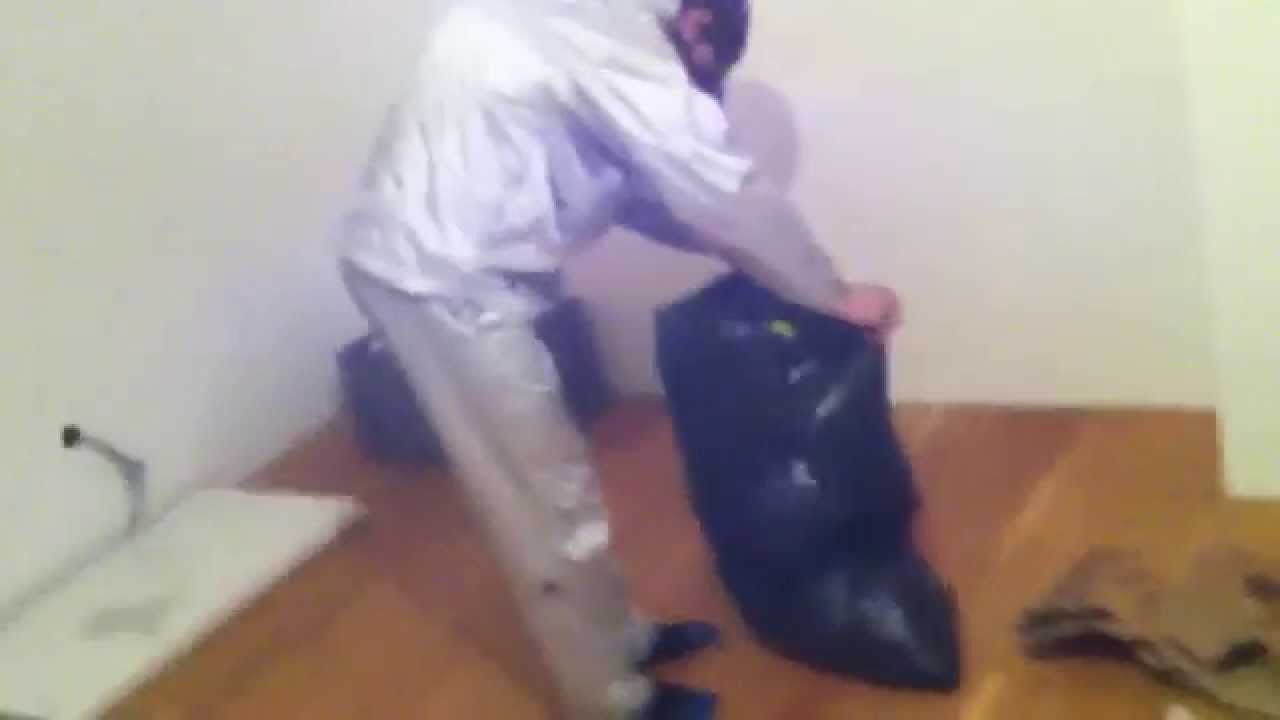 Gangster throws away stolen Sportswear