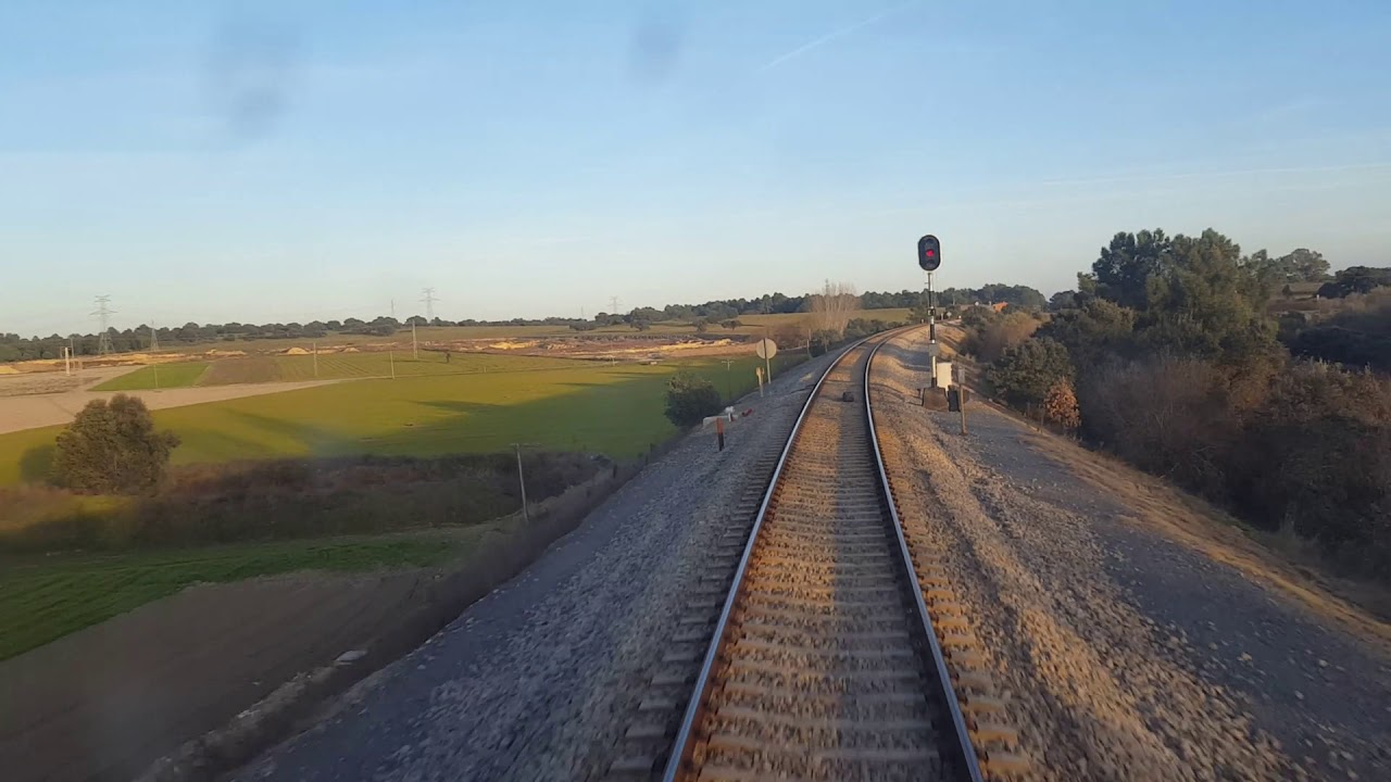 Paso por la estaci&oacute;n de la Bazagona y el rio Ti&eacute;tar del Talgo Madrid - Badajoz