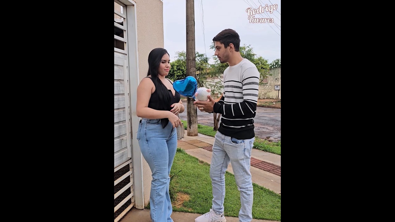 Um presente APARENTEMENTE humilde revelou o interesse dela com seu namorado..