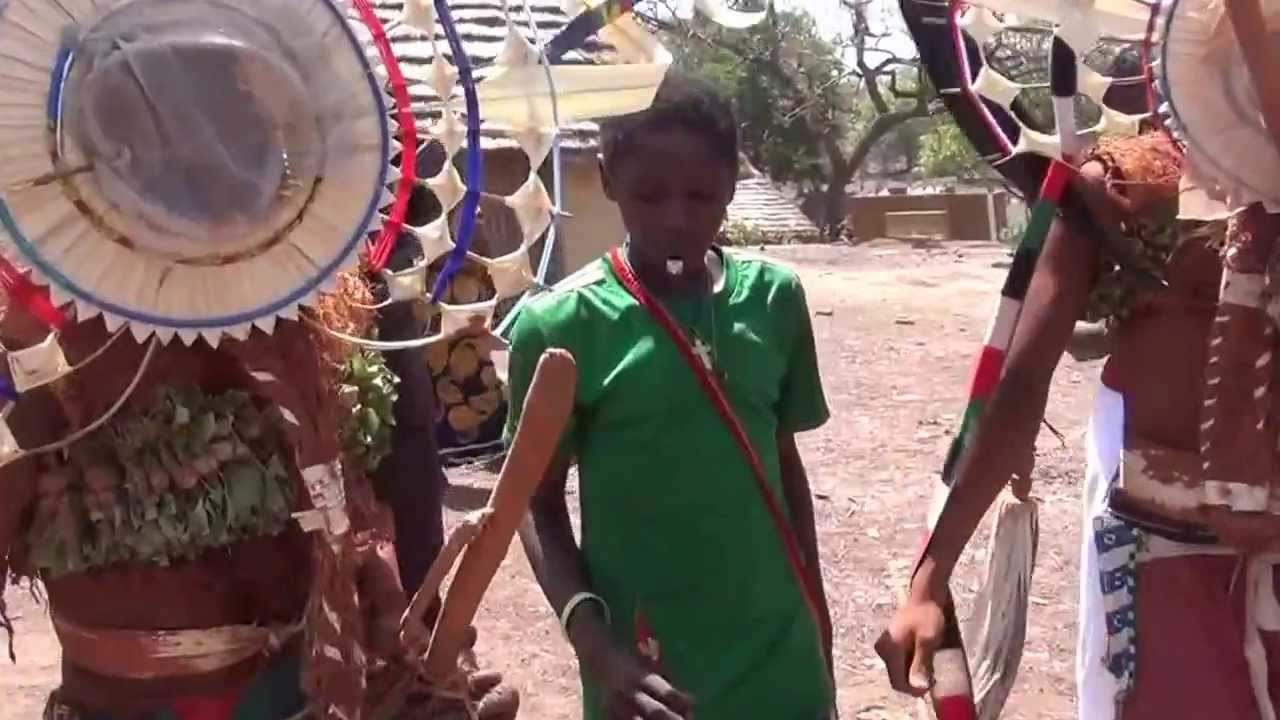 Voyage au c&oelig;ur des rites d'initiations en pays bassari.