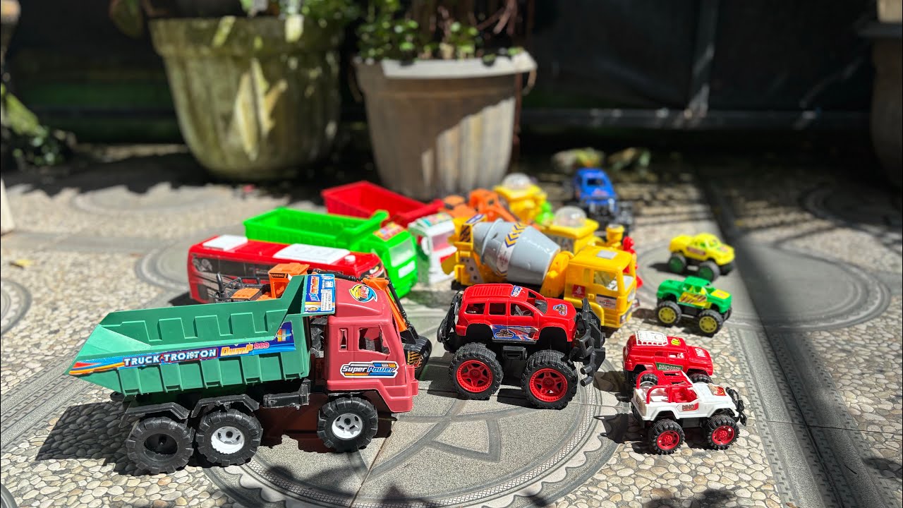 Semua Kaget!! Ternyata Di semak semak ditemukan banyak mobil mainan #toys 