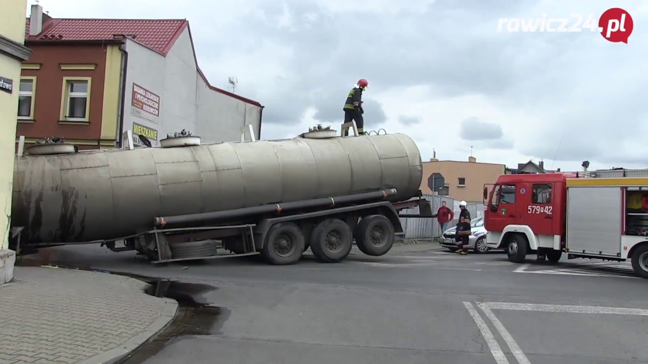 Miejska Górka. Przewrócona cysterna z gnojowicą