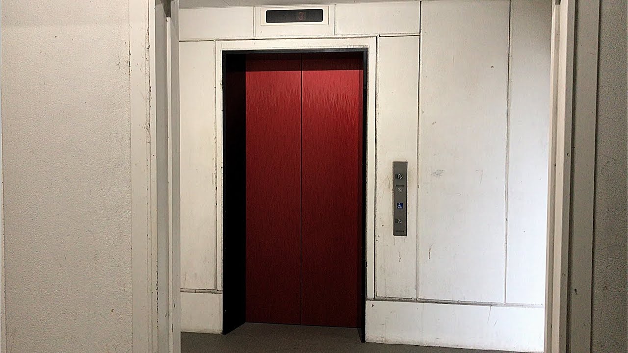 ラウンドワンスタジアム金沢店の駐車場のエレベーター